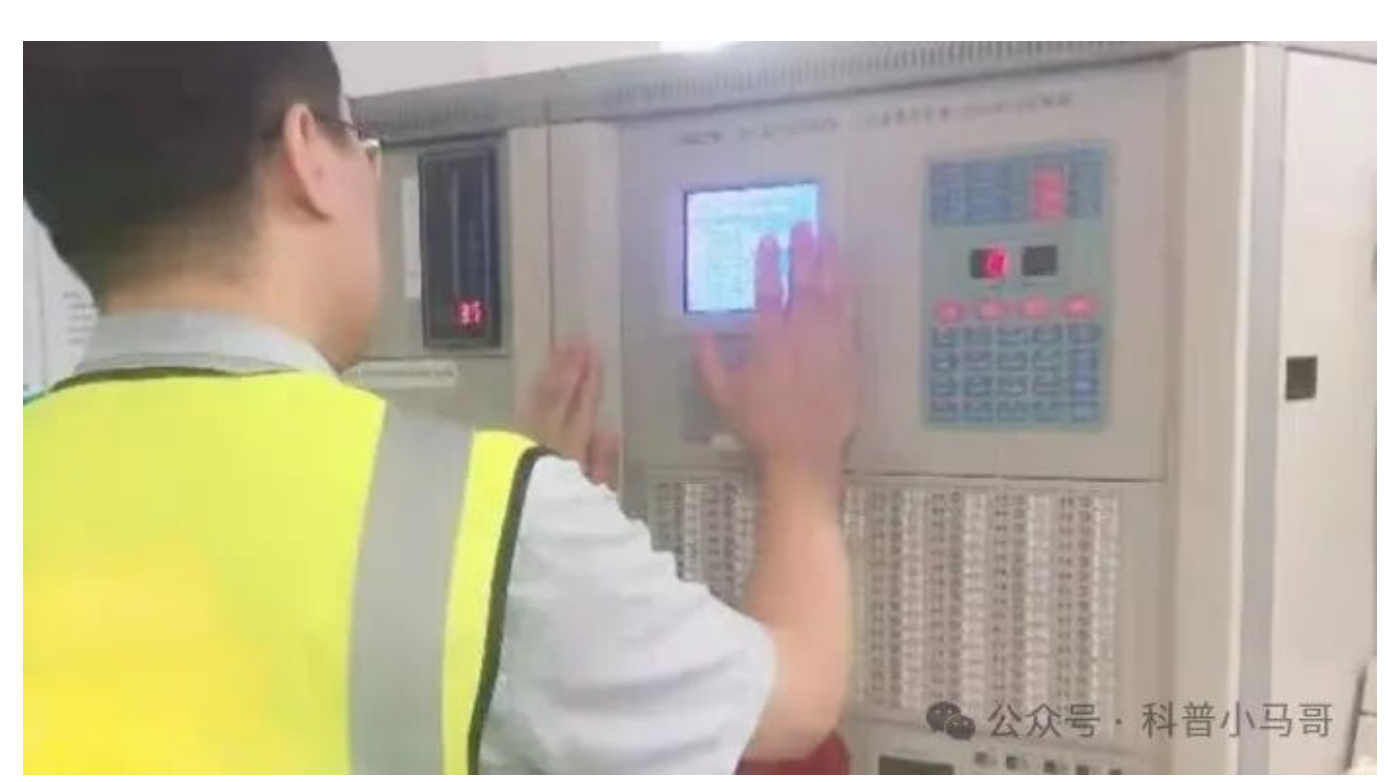 火灾发生后，消控员除了将消防报警主机打自动，还应该注意什么？